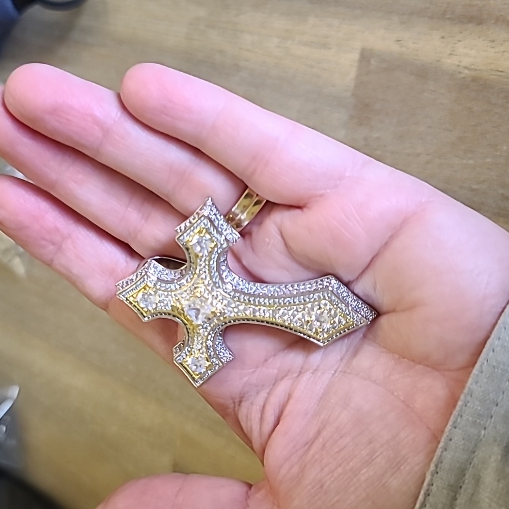 GLD large diamond cross pendant. - Picture 4 of 8